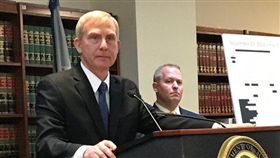 位於紐約的一間企業販售中國製監控器材及其他敏感安全設備，不實宣稱產品為美製。美國聯邦檢察官唐納修（前）7日針對這起事件發表說明。（圖／翻攝自twitter.com/EDNYnews）