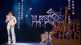 成龍台北發布新專輯　獻唱物是人非香港藝人成龍12日在台北舉行新專輯「我還是成龍」發布記者會，並獻唱主打歌「物是人非」。中央社記者洪健倫攝　108年6月12日