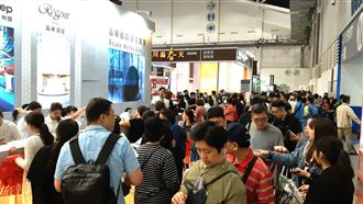 瘋搶這商品！旅展開幕飯店區爆人潮