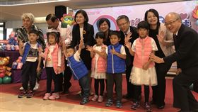 企業捐贈雲林家扶中心兒童羽絨背心光隆實業公司8日結合全家便利商店，捐贈雲林家扶中心兒童200件羽絨背心，雲林縣長張麗善（後左3）出席見證寒冬送暖的溫馨時刻。　中央社記者姜宜菁攝　108年11月8日