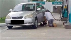 加油,千斤頂,油價,容量,神車,駕駛　圖／翻攝爆廢公社二館