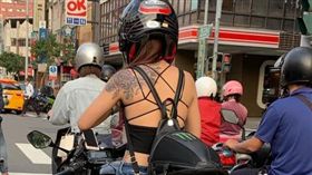 等紅燈見重機妹…只穿「一塊布＋幾條線」！上空全看光辣翻
圖／翻攝自爆廢公社二館臉書