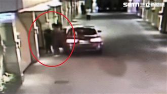 壽星遭雙煞蓋布袋擄走　警攻堅看傻眼