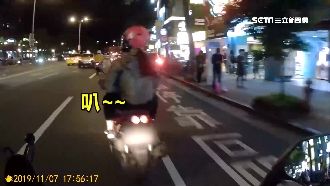硬切超車被按喇叭！雙載騎士怒譙髒話