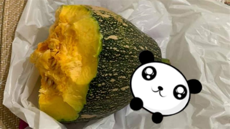 男整顆南瓜生吃猛啃　口感曝網驚呆