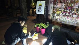 香港科大生死亡　在台港人悼念（1）香港科技大學學生周梓樂8日傷重死亡，觸發「反送中」新一輪示威活動。在台港人組成的「香港邊城青年」8日晚間在台北舉行悼念會，現場將蠟燭排出「香港加油」字樣。中央社記者陳至中台北攝　108年11月8日