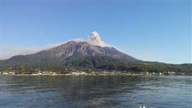 日本櫻島火山噴發（圖／翻攝自推特@omxiang）