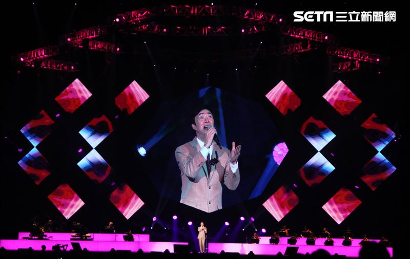費玉清「2019告別演唱會」巡演噴淚最終回，小哥數度哽咽謝粉絲依依不捨，今後不再拿麥克風了。（記者邱榮吉/攝影）