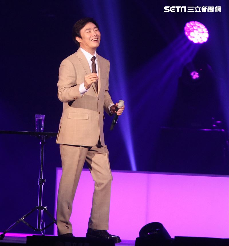 費玉清「2019告別演唱會」巡演噴淚最終回，小哥數度哽咽謝粉絲依依不捨，今後不再拿麥克風了。（記者邱榮吉/攝影）