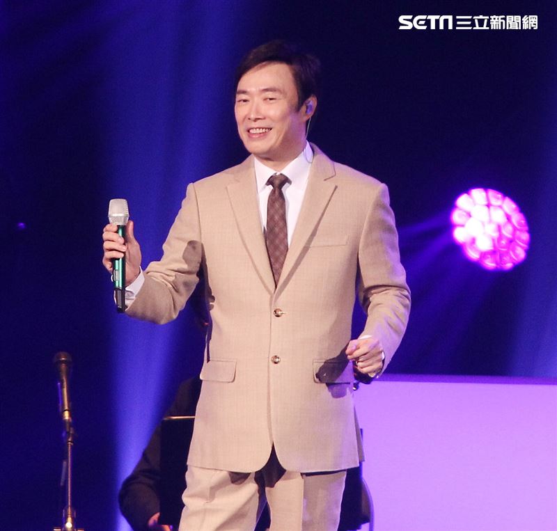 費玉清「2019告別演唱會」巡演噴淚最終回，小哥數度哽咽謝粉絲依依不捨，今後不再拿麥克風了。（記者邱榮吉/攝影）