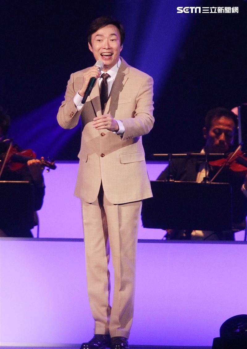 費玉清「2019告別演唱會」巡演噴淚最終回，小哥數度哽咽謝粉絲依依不捨，今後不再拿麥克風了。（記者邱榮吉/攝影）