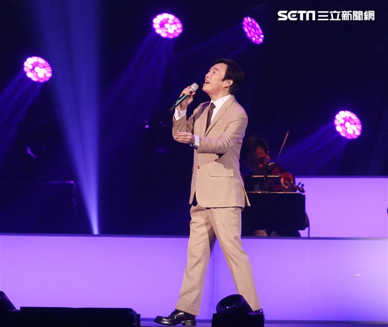 費玉清「2019告別演唱會」巡演噴淚最終回，小哥數度哽咽謝粉絲依依不捨，今後不再拿麥克風了。（記者邱榮吉/攝影）