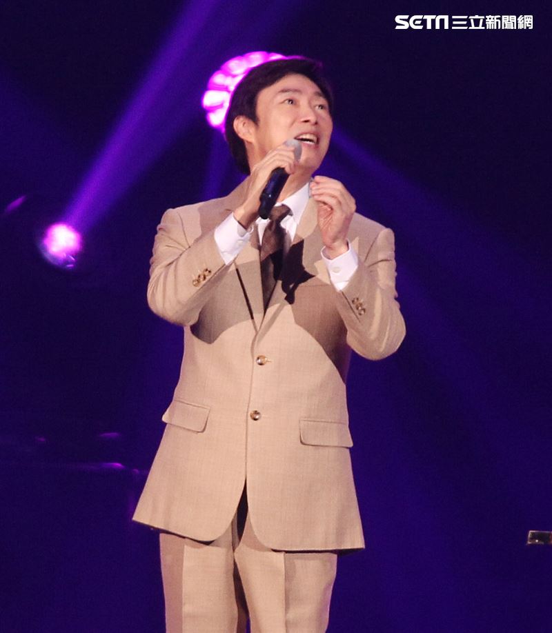 費玉清「2019告別演唱會」巡演噴淚最終回，小哥數度哽咽謝粉絲依依不捨，今後不再拿麥克風了。（記者邱榮吉/攝影）