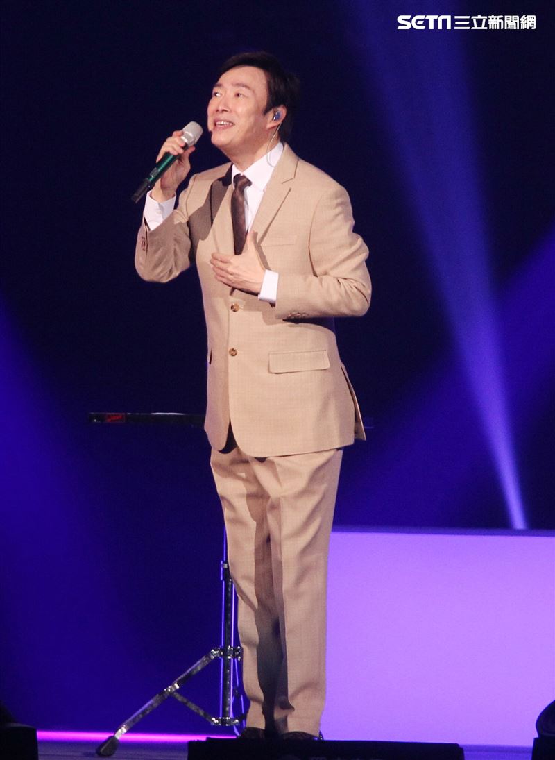 費玉清「2019告別演唱會」巡演噴淚最終回，小哥數度哽咽謝粉絲依依不捨，今後不再拿麥克風了。（記者邱榮吉/攝影）