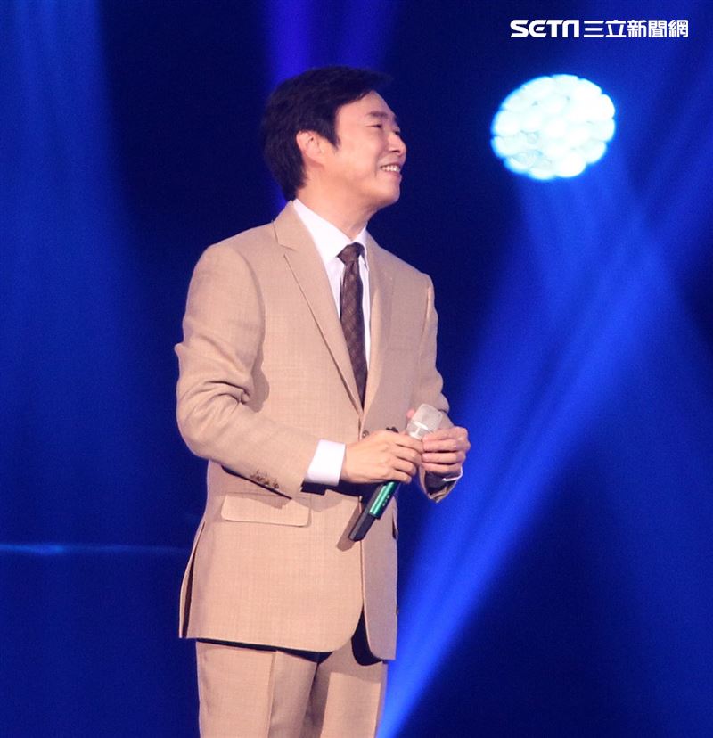 費玉清「2019告別演唱會」巡演噴淚最終回，小哥數度哽咽謝粉絲依依不捨，今後不再拿麥克風了。（記者邱榮吉/攝影）