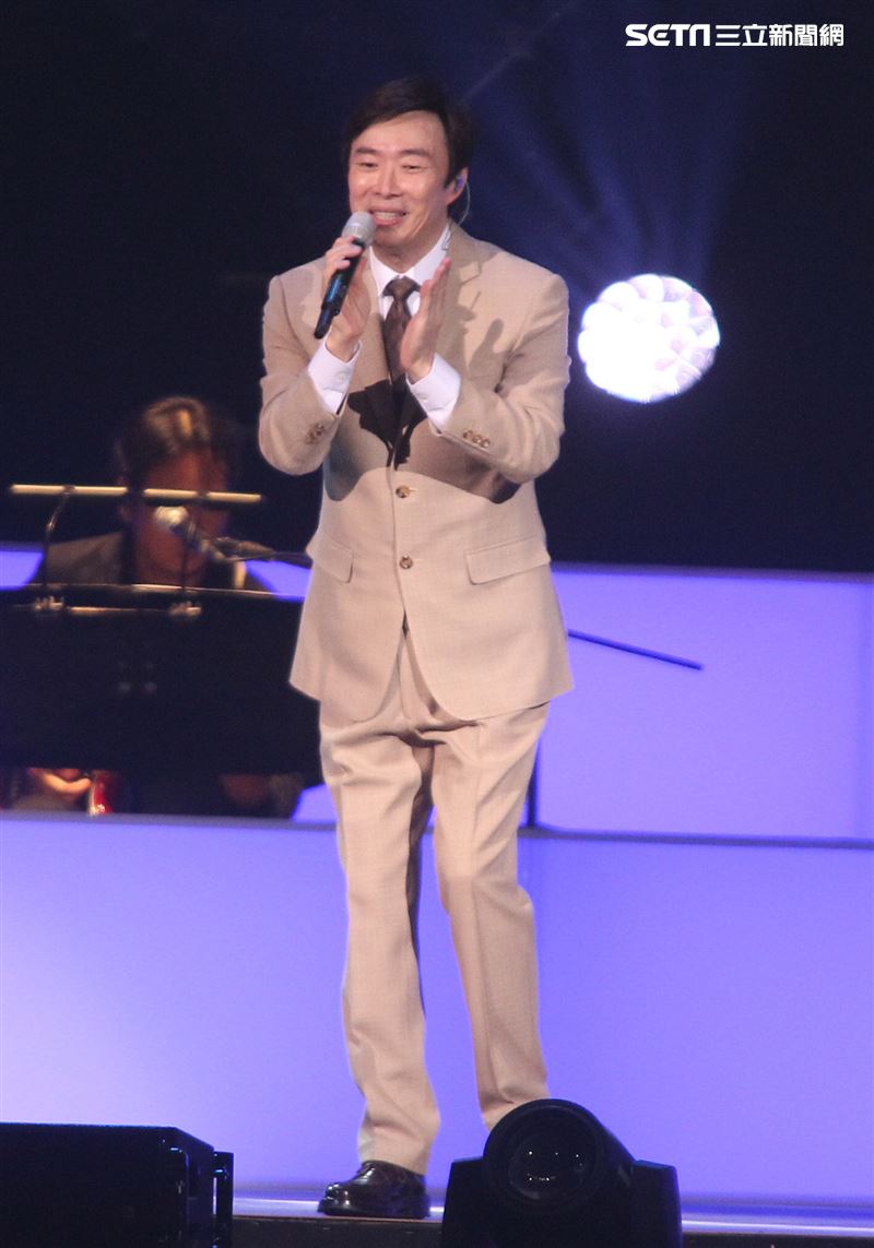 費玉清「2019告別演唱會」巡演噴淚最終回，小哥數度哽咽謝粉絲依依不捨，今後不再拿麥克風了。（記者邱榮吉/攝影）