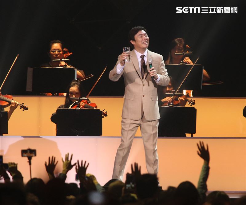 費玉清「2019告別演唱會」巡演噴淚最終回，小哥數度哽咽謝粉絲依依不捨，今後不再拿麥克風了。（記者邱榮吉/攝影）