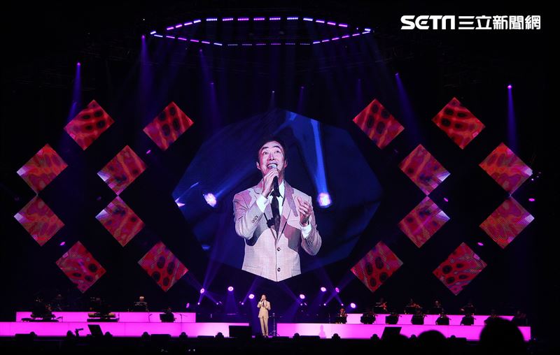費玉清「2019告別演唱會」巡演噴淚最終回，小哥數度哽咽謝粉絲依依不捨，今後不再拿麥克風了。（記者邱榮吉/攝影）