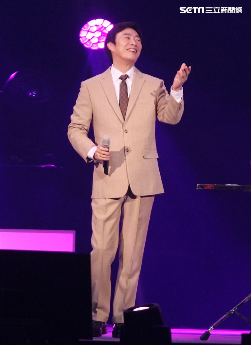 費玉清「2019告別演唱會」巡演噴淚最終回，小哥數度哽咽謝粉絲依依不捨，今後不再拿麥克風了。（記者邱榮吉/攝影）