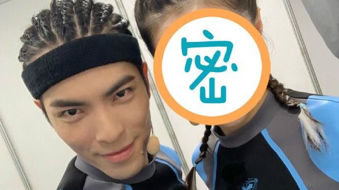 表情神同步！這女星撞臉老蕭網驚呆