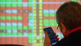 美股道瓊指數再創新高  台股有望續揚（3）美股道瓊工業指數再創歷史新高，法人認為，台股市場氣氛樂觀，指數有機會延續揚升走勢，續創波段新高，6日投資人關注台股走勢。中央社記者王騰毅攝  108年11月6日