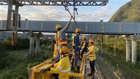 台鐵,和平站,電車線,斷落（圖／台鐵提供）