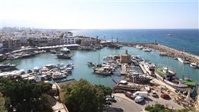 賽普勒斯島 基里尼亞港位處東地中海的賽普勒斯是繼西西里島、薩丁尼亞島之後的地中海第3大島。圖為位在賽島北部的基里尼亞港（Kyrenia Harbour），8月21日攝。中央社記者何宏儒北賽普勒斯攝   108年11月9日