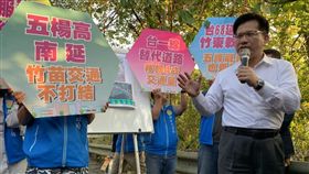 竹縣爭取重大建設　林佳龍：全力支持交通部長林佳龍（右1）8日到新竹縣關西服務區會勘重大交通建設，林佳龍指出，在縣府所提出的台1線替代道路工程、台68線銜接竹東軟橋新闢工程，中央將全力支持。中央社記者郭宣(文三)攝　108年11月8日