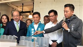 新竹大車站計畫　林佳龍讚物超所值交通部長林佳龍（右2）8日到新竹市視察「前瞻基礎建設計畫-新竹大車站計畫」，聽取新竹市長林智堅（右1）簡報後表示，這是有創意、可行且物超所值的計畫。中央社記者魯鋼駿攝　108年11月8日