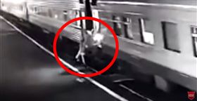 俄羅斯發生火車輾人事件，民眾為了趕搭車，一女性不幸失足墜落遭輾斷腿。（圖／翻攝自YouTube）
