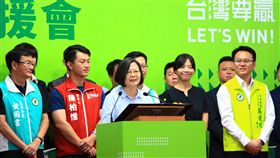 台灣撐香港　蔡總統：守護好我們自己的民主自由「2020蔡英文總統連任全國青商後援會」成立大會7日在台中舉行，總統蔡英文（前）出席表示，大家說台灣撐香港最好的方法，就是「守護好我們自己的民主自由」。中央社記者蘇木春攝　108年9月7日