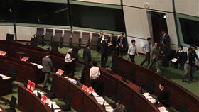 港泛民議員阻撓逃犯條例修訂案提交議會備受爭議的香港逃犯條例修訂案3日提交立法會首讀和二讀，20多名泛民議員一度步出議事廳，試圖阻撓草案宣讀。中央社記者張謙香港攝　108年4月3日