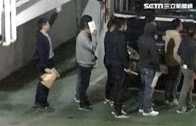▲夏于喬爸爸夏世紘（左ㄧ，灰衣）與其他9人都收押禁見。（圖／記者楊佩琪攝）