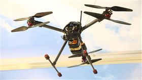 軍備局火砲前觀無人機 輔助迫砲班觀測手軍備局研製的「無人機火砲前觀系統（無人機）」，可以輔助傳統迫砲班觀測手，不受限於地形等限制，將目標物大地座標回傳至射控電腦後，系統就會自行演算相對距離、方位。（資料照片）中央社記者游凱翔攝 108年8月14日