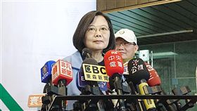 回應韓國瑜　蔡總統：選舉困難也不能推給人民總統蔡英文9日受訪時，質疑國民黨總統參選人韓國瑜，市政做得不順、選舉選得困難，也不能把責任推給人民。中央社記者潘姿羽攝　108年11月9日