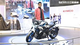 ▲KYMCO董事長柯勝峯在米蘭車展發表RevoNEX。（圖／鍾釗榛攝影）
