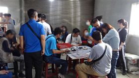 職業賭場藏身文旦園　台南警方破獲逮38人台南市政府警察局麻豆分局在麻豆區文旦園破獲職業賭場，共逮捕38人，查扣無線電、賭資、撲克牌、骰子及帳冊等物。（台南市警局麻豆分局提供）中央社記者張榮祥台南傳真　108年11月9日