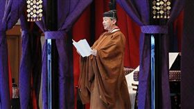 日皇德仁穿著黃櫨染御袍登上皇居宮殿松之間的高御座，在國外元首及各國代表等人面前致詞宣告即位。（共同社提供）
