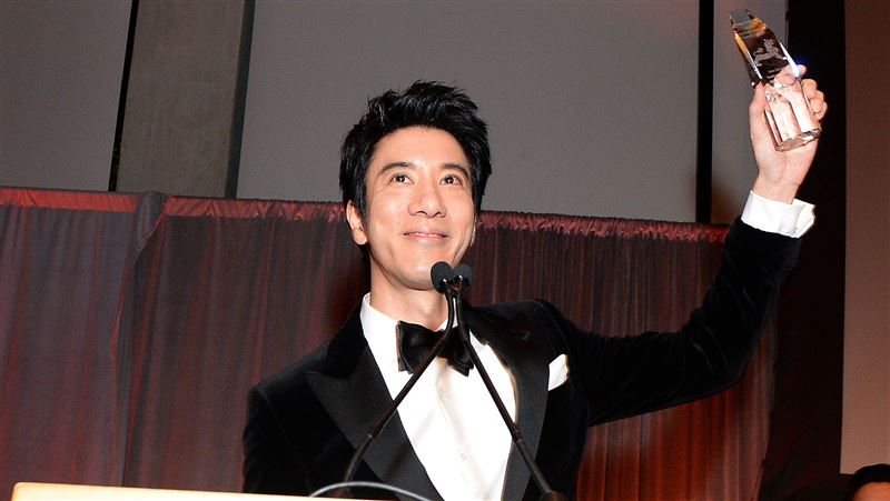 超猛！王力宏在好萊塢領獎成台灣之光