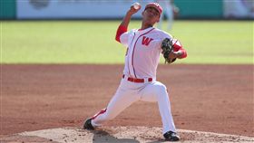 味全龍與澳職交流賽　吳俊杰先發登板中職味全龍隊9日在嘉義市立棒球場與澳職阿德雷德巨人隊進行交流賽，味全龍派出投手吳俊杰掛帥先發。中央社記者吳家昇攝　108年11月9日