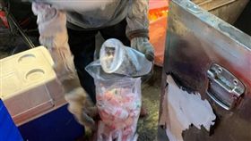 賣飲料特地留空瓶…回收嬤狂嫌「怎這麼少」　暖妹快哭了
圖翻攝自爆怨公社