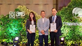 台9線花蓮拓寬段獲國際性景觀大賞肯定交通部公路總局首度以台9線花蓮段參與國際景觀建築師協會（IFLA）亞太區景觀大賞，獲「分析及整體規劃類」卓越獎，8日由公路總局總工程司鄧文廣（右）、養路組景觀科長吳雅如（左）在菲律賓代表領獎，並與頒獎人、IFLA亞太區主席鄧國輝（Damian Tang）（中）合影。（公路總局提供）中央社記者汪淑芬傳真　108年11月9日