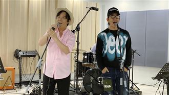 醉後摟比基尼辣妹！任賢齊撇不記得了