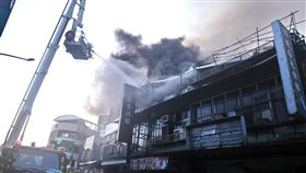 文山區民宅火警　警消馳援台北市警消9日下午獲報，文山區保儀路一棟2層樓建物發生火警，人車到場馳援，現場1樓起火，火勢向上蔓延且冒出陣陣濃煙，消防人員立即拉水線灌救。（民眾提供）中央社記者劉建邦傳真　108年11月9日