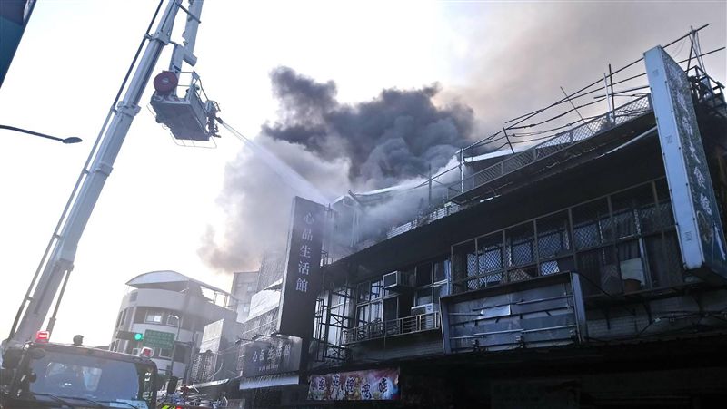 北市文山區民宅火警冒濃煙　警消馳援