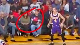 觀眾衣服有青天白日滿地紅 中國騰訊停播NBA
圖翻攝自微博