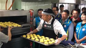韓國瑜參訪基隆市知名老餅店，並親手製作「帝王酥」。（圖／韓競辦提供）