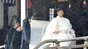 22日上午日皇德仁（右）與皇后雅子在皇居內的宮中三殿舉行儀式，德仁穿著純白的「帛御袍」。（共同社提供）
