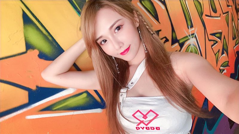 牙助正妹轉行做直播　力拼當最美闆娘