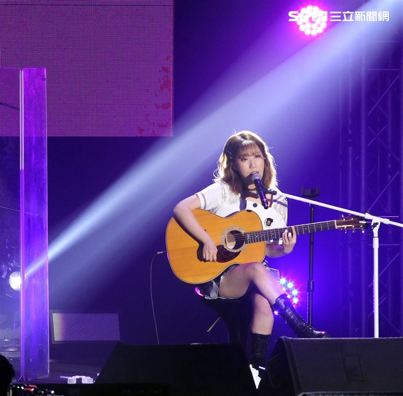 安智煐和禹智潤組成韓國雙人女子組合「臉紅的思春期」，2019亞洲巡迴演唱會「BLOSSOM」台灣場，台大綜合體育館會粉絲。（記者邱榮吉/攝影）